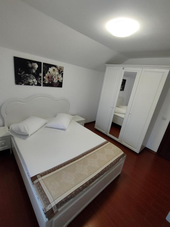 "Apartament"-Casa Genius Ploiesti Exterior photo